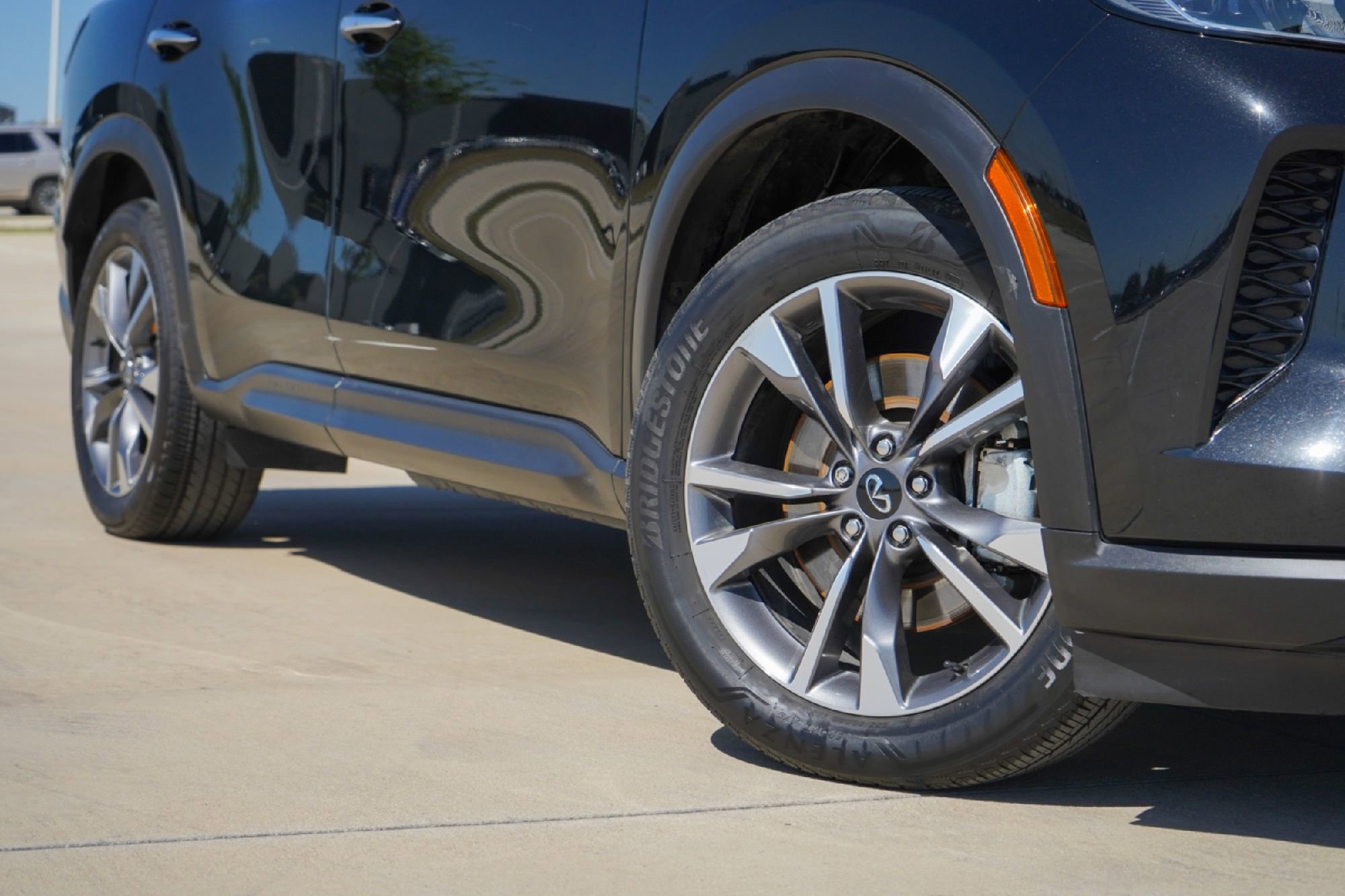 Certified 2023 INFINITI QX60 Luxe w/ Performance Audio Package image 2