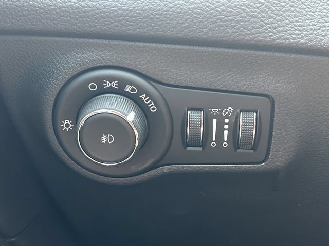 Used 2018 Jeep Compass Latitude w/ Popular Equipment Group AWD/4WD image 5