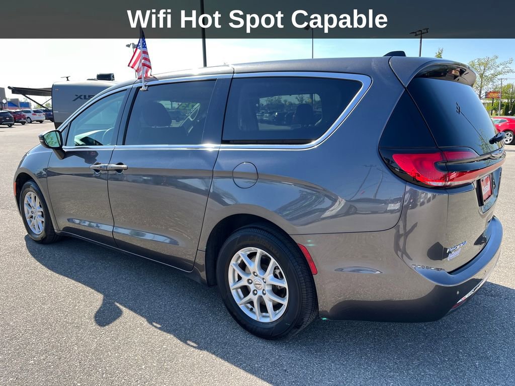 Used 2023 Chrysler Pacifica Touring-L FWD image 3