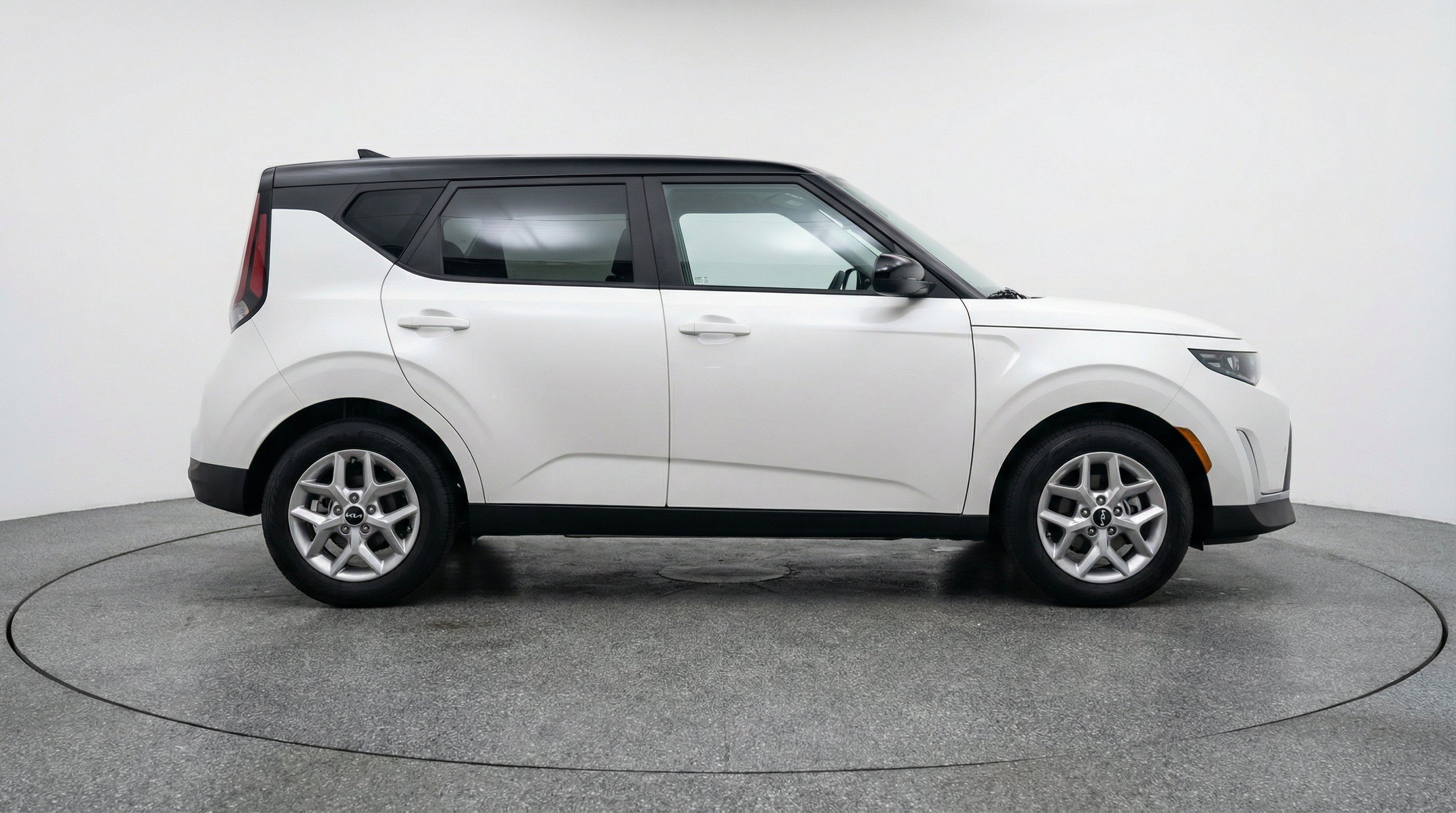 Used 2025 Kia Soul LX w/ LX Technology Package FWD image 11