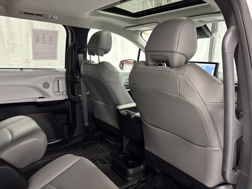 Used 2025 Toyota Sienna XLE AWD/4WD image 56