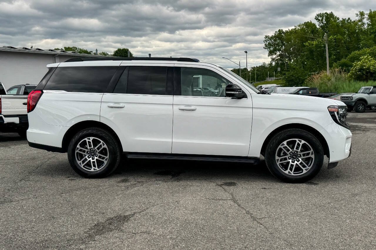 Used 2025 Ford Expedition Active AWD/4WD image 2