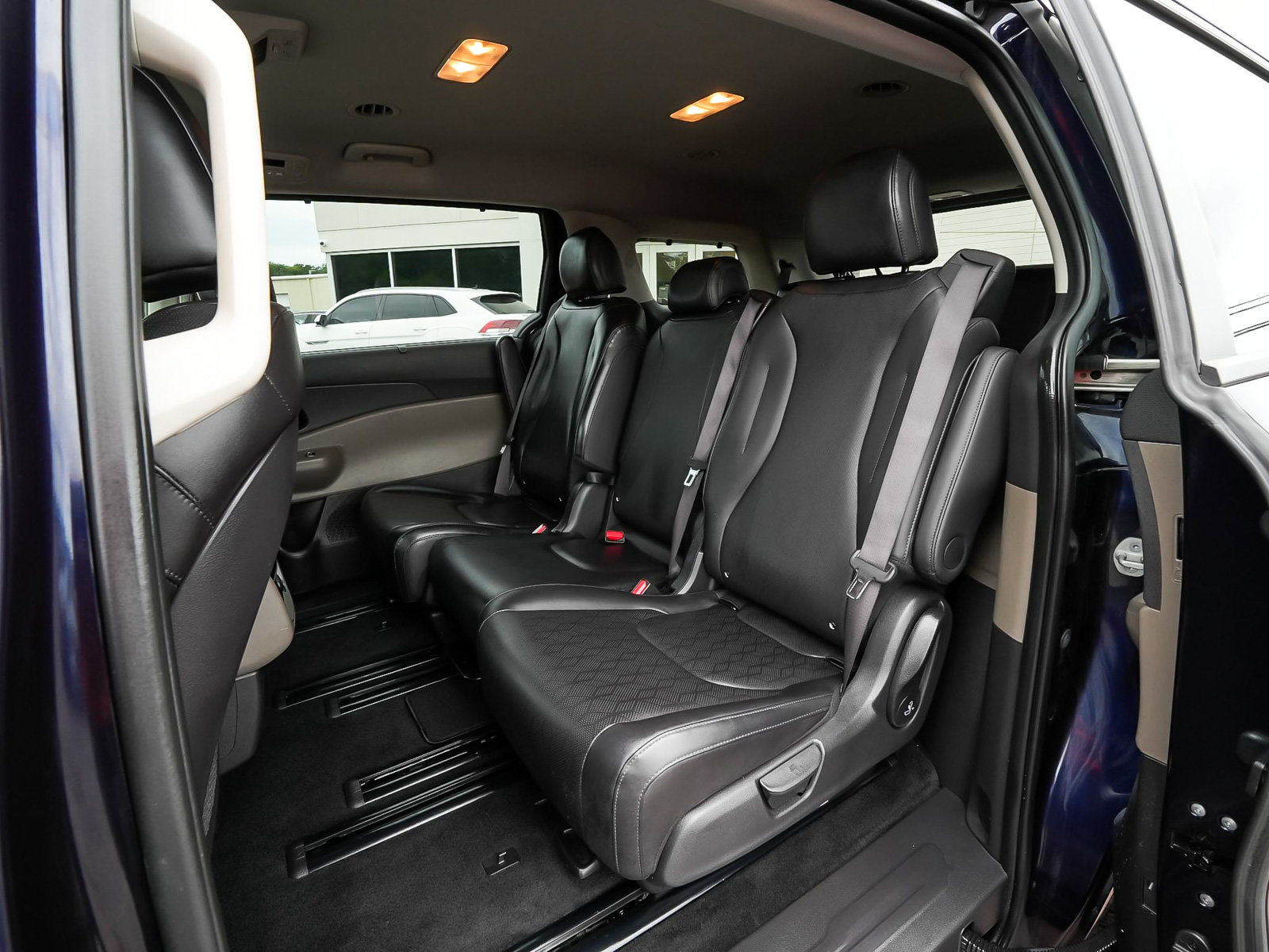 Used 2025 Kia Carnival EX FWD image 35