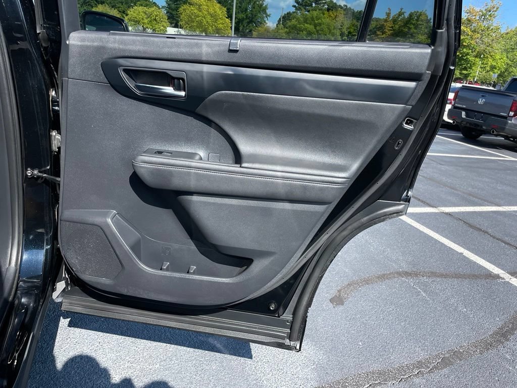 Used 2020 Toyota Highlander XLE FWD image 34