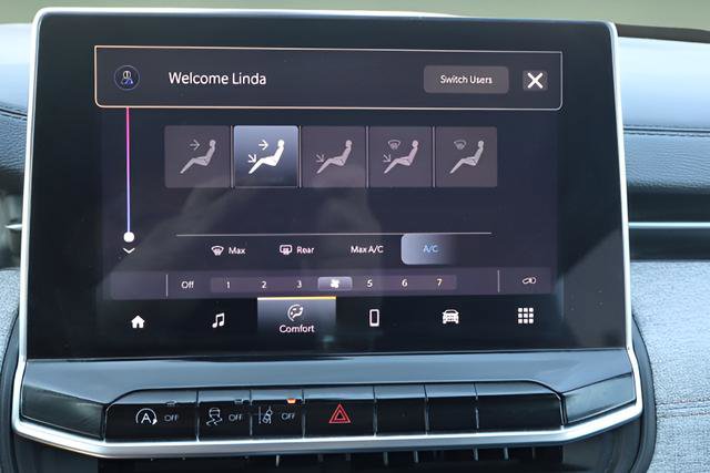 Used 2023 Jeep Compass Latitude image 16