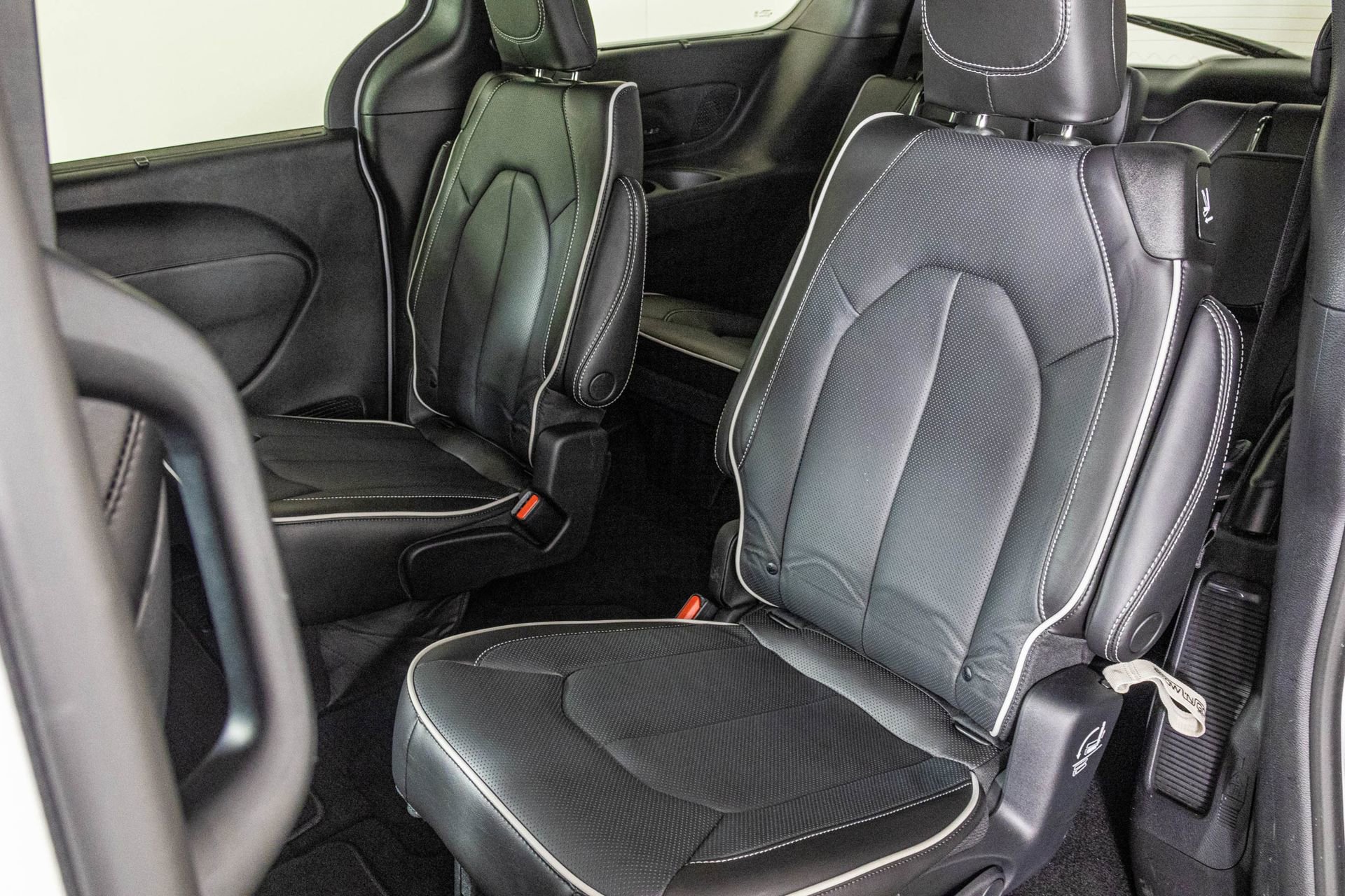 Used 2023 Chrysler Pacifica Limited w/ Uconnect Theater Family Group image 43