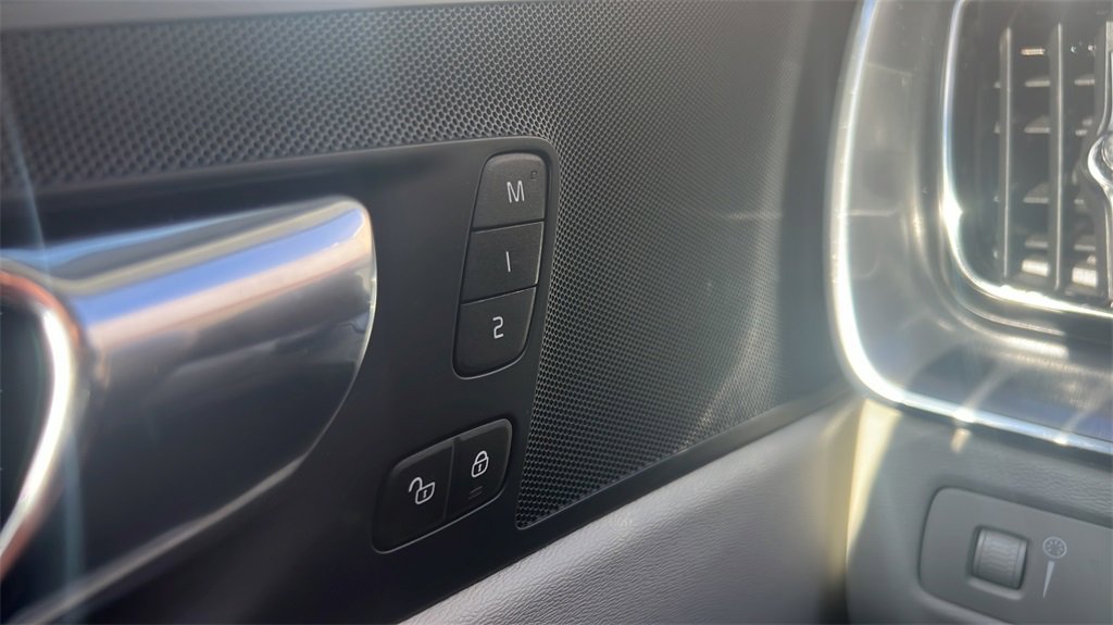 Used 2018 Volvo XC60 T5 Momentum w/ Vision Package image 31