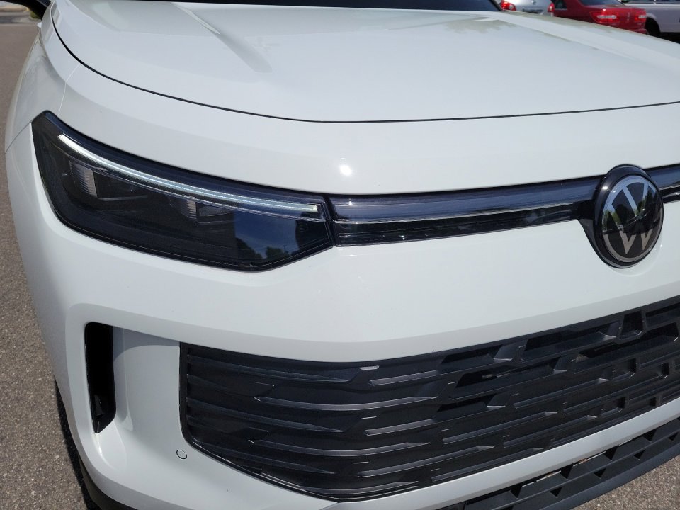 Certified 2025 Volkswagen Tiguan SE w/ Panoramic Sunroof Package image 28