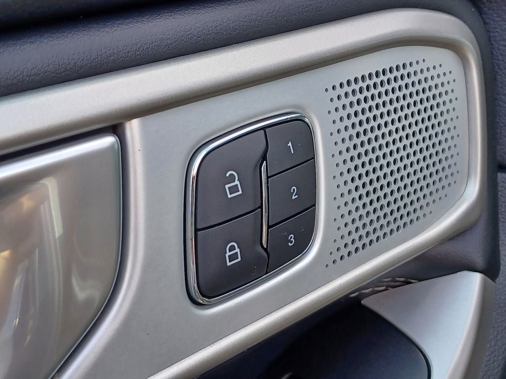 Used 2023 Ford Explorer Limited w/ Limited Technology Package AWD/4WD image 9