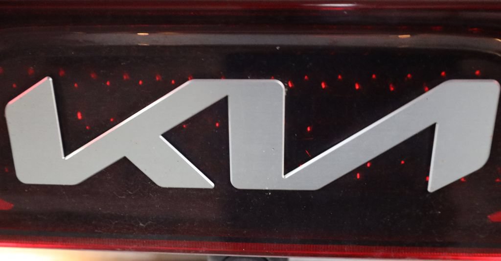 Used 2022 Kia Carnival LX FWD image 65