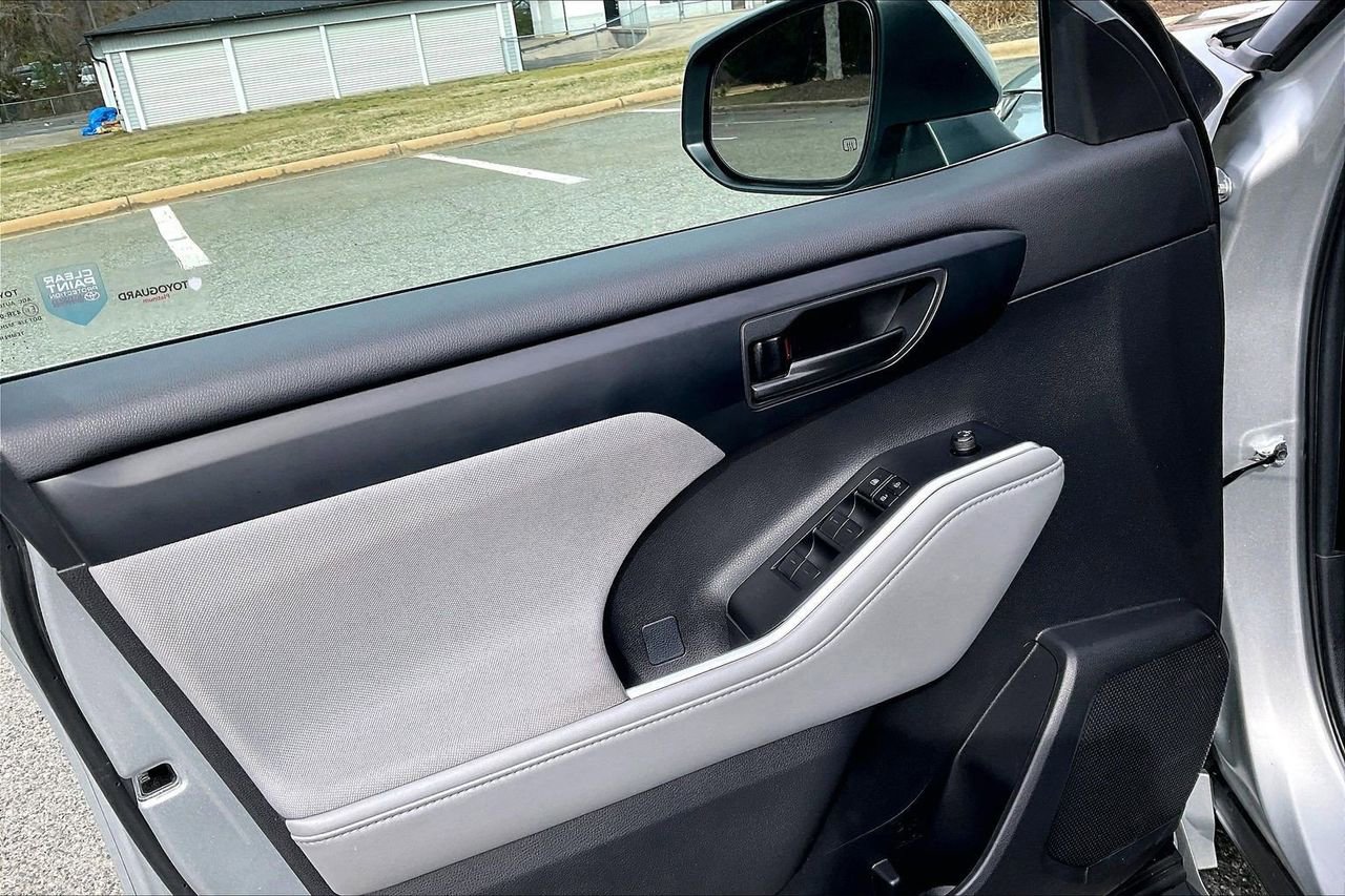 Used 2023 Toyota Highlander LE image 28