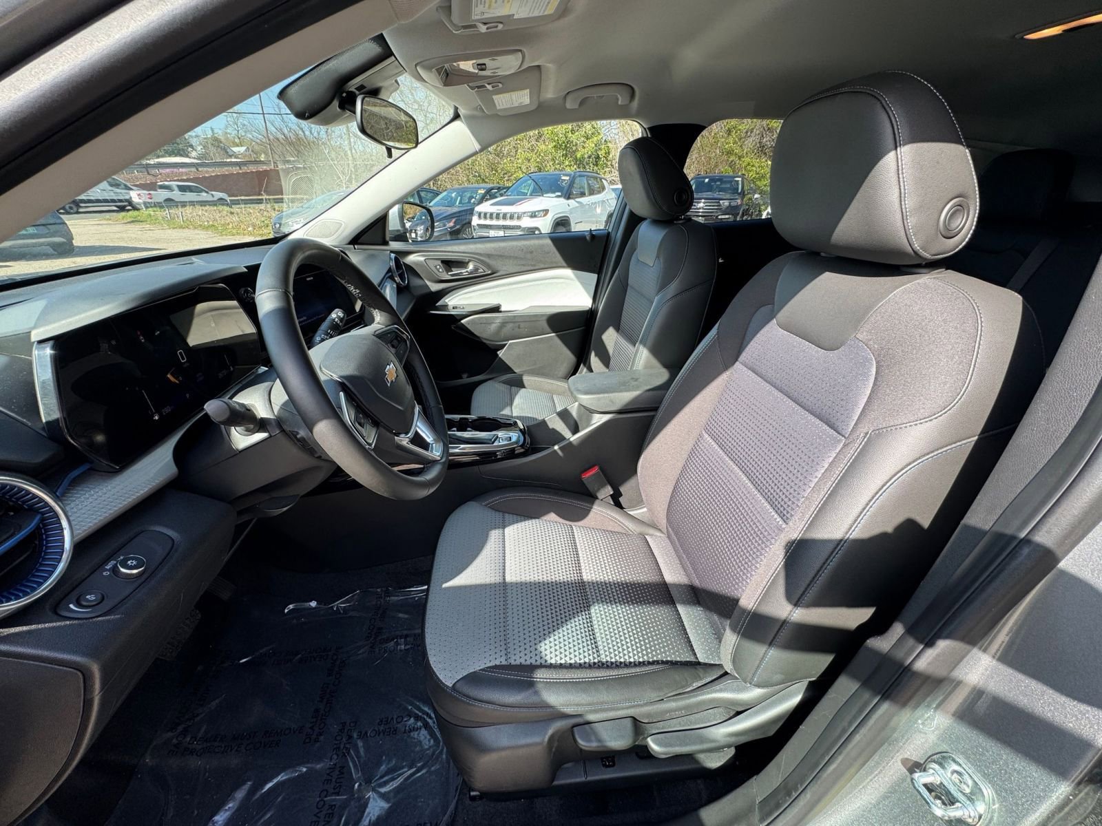 Used 2025 Chevrolet Trax LT w/ LT Convenience Package image 32