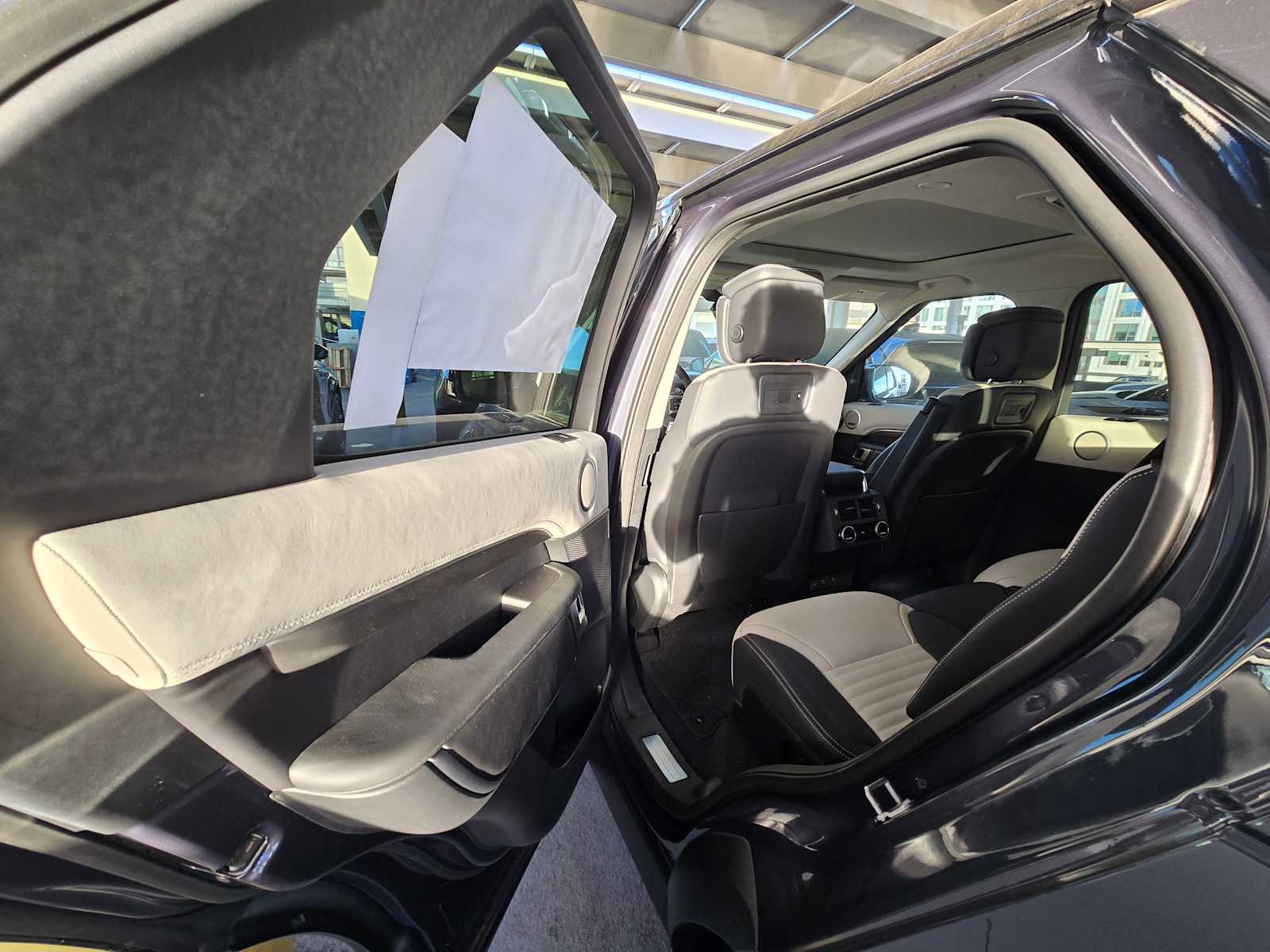 Used 2025 Land Rover Discovery Metropolitan Edition image 15