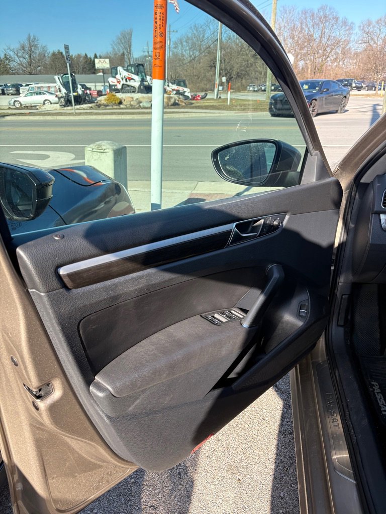 Used 2017 Volkswagen Passat 1.8T SEL Premium image 10