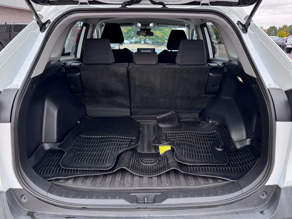 Used 2022 Toyota RAV4 LE AWD/4WD image 13