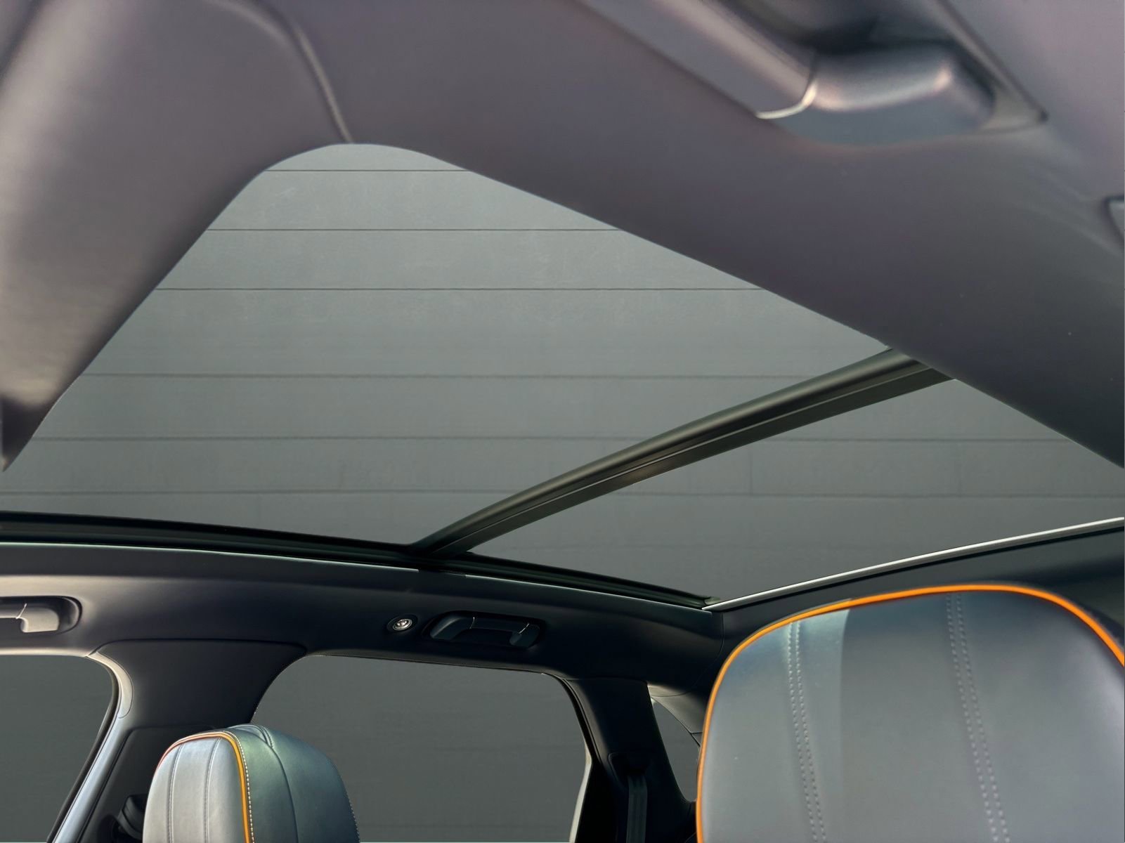 Used 2024 Bentley Bentayga image 27