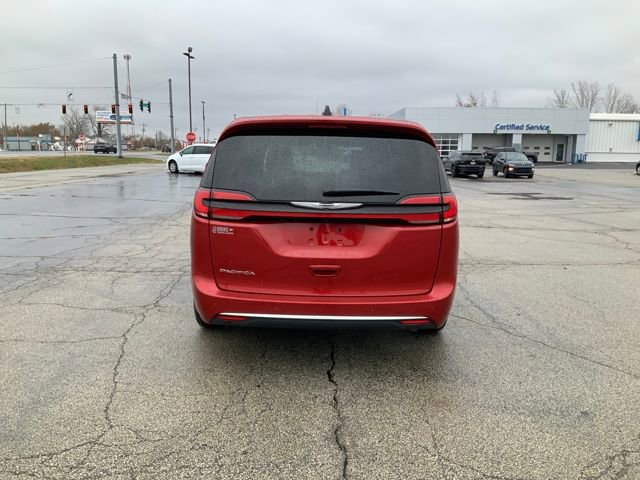 Used 2025 Chrysler Pacifica Select image 8