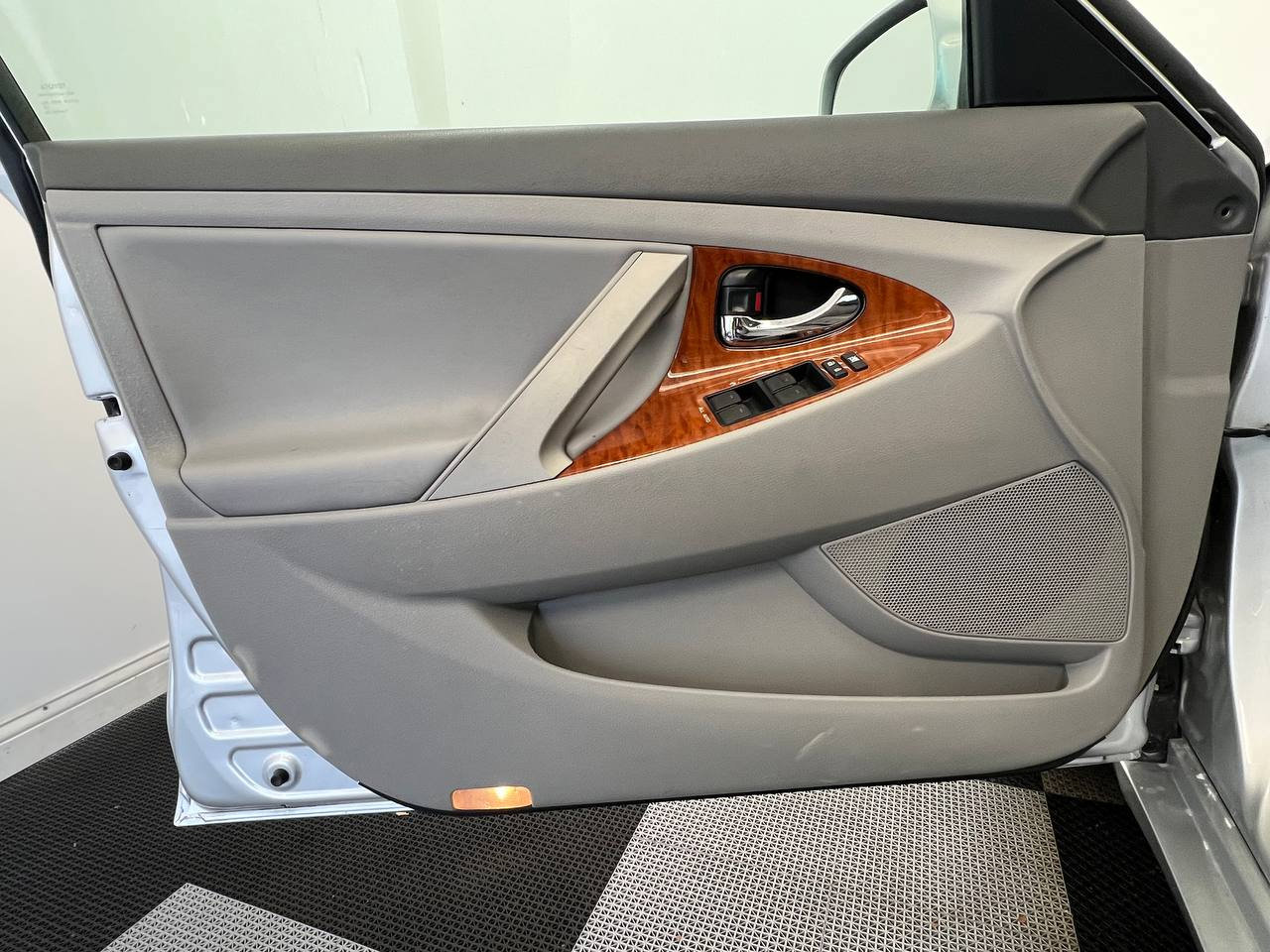 Used 2011 Toyota Camry XLE w/ XLE Extra-Value Pkg #2 image 7