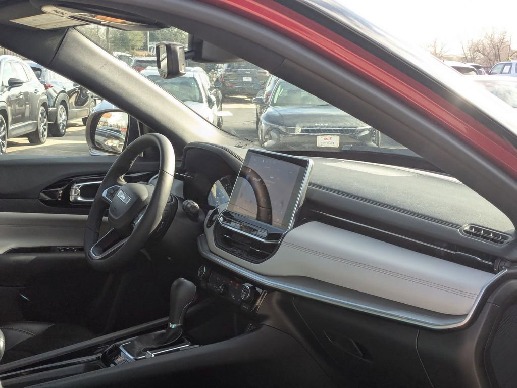 Used 2025 Jeep Compass Limited image 30