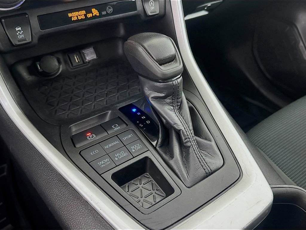 Used 2022 Toyota RAV4 LE image 17