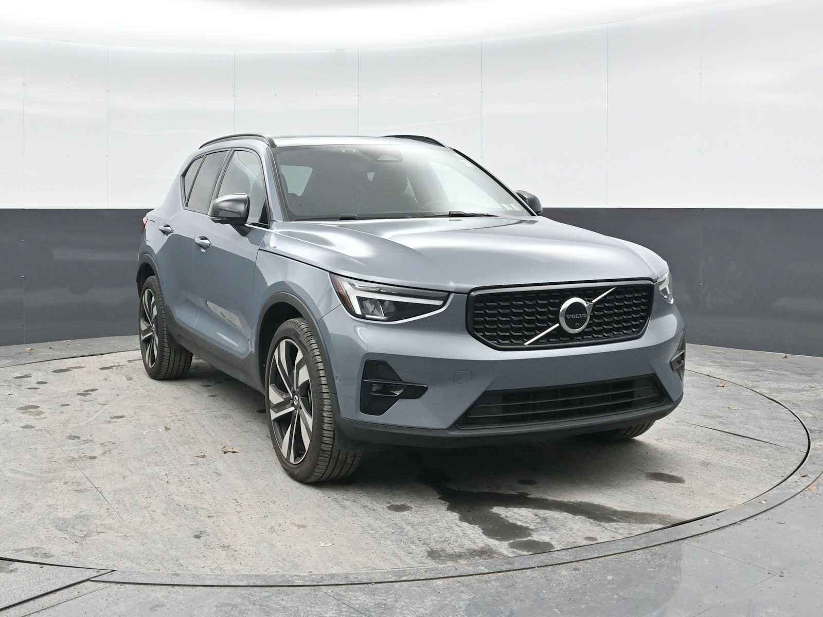 Used 2023 Volvo XC40 B5 Plus w/ Driver Assist Package image 6