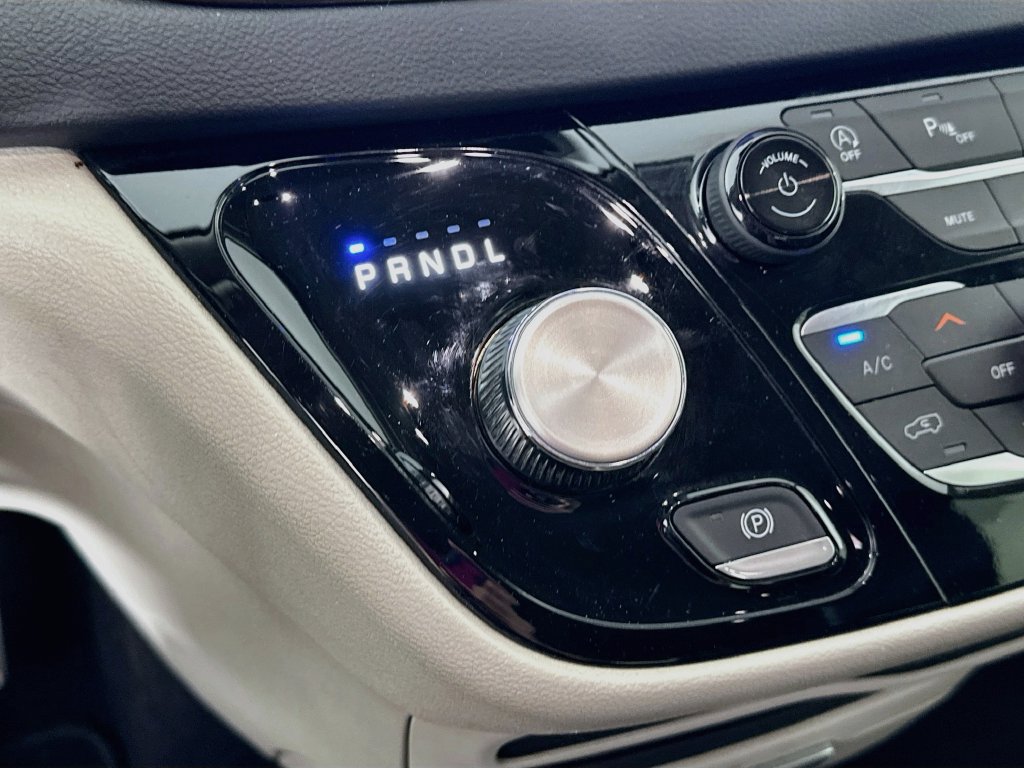 Certified 2023 Chrysler Pacifica Touring-L FWD image 25