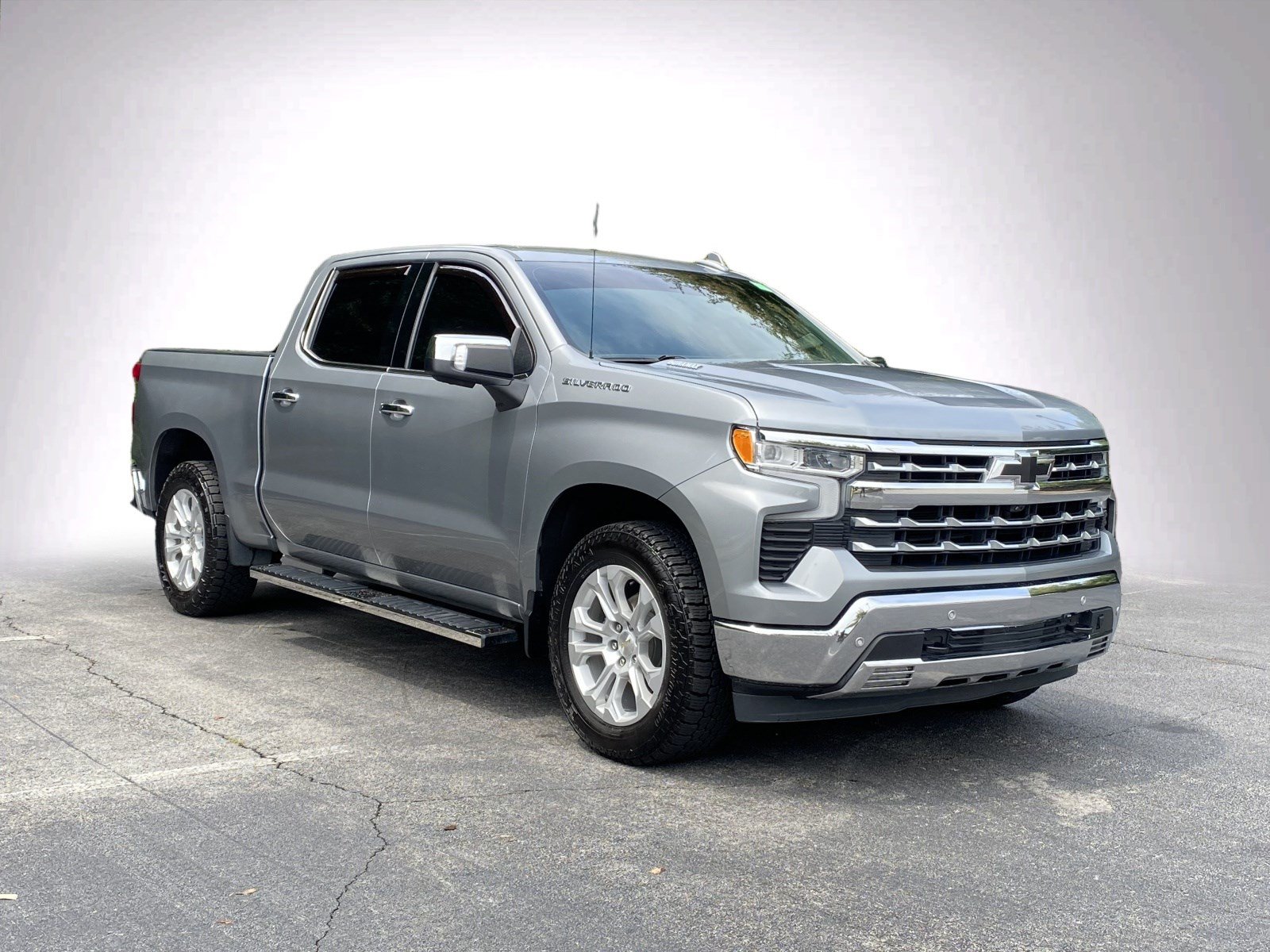 Used 2023 Chevrolet Silverado 1500 LTZ RWD image 2