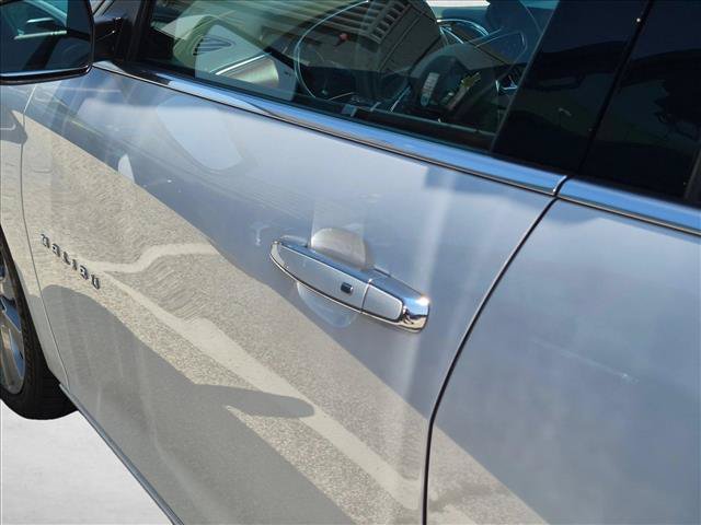 Used 2018 Chevrolet Malibu Premier w/ Premier Sun and Wheel Package FWD image 14