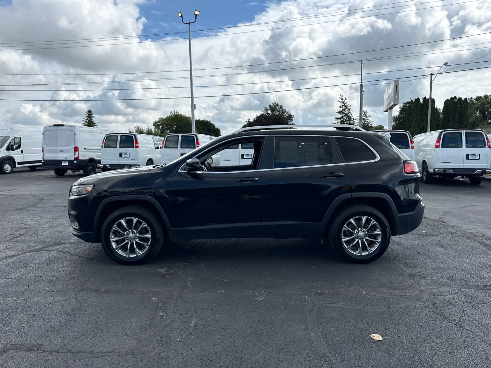 Used 2019 Jeep Cherokee Latitude Plus w/ Cold Weather Group AWD/4WD image 2