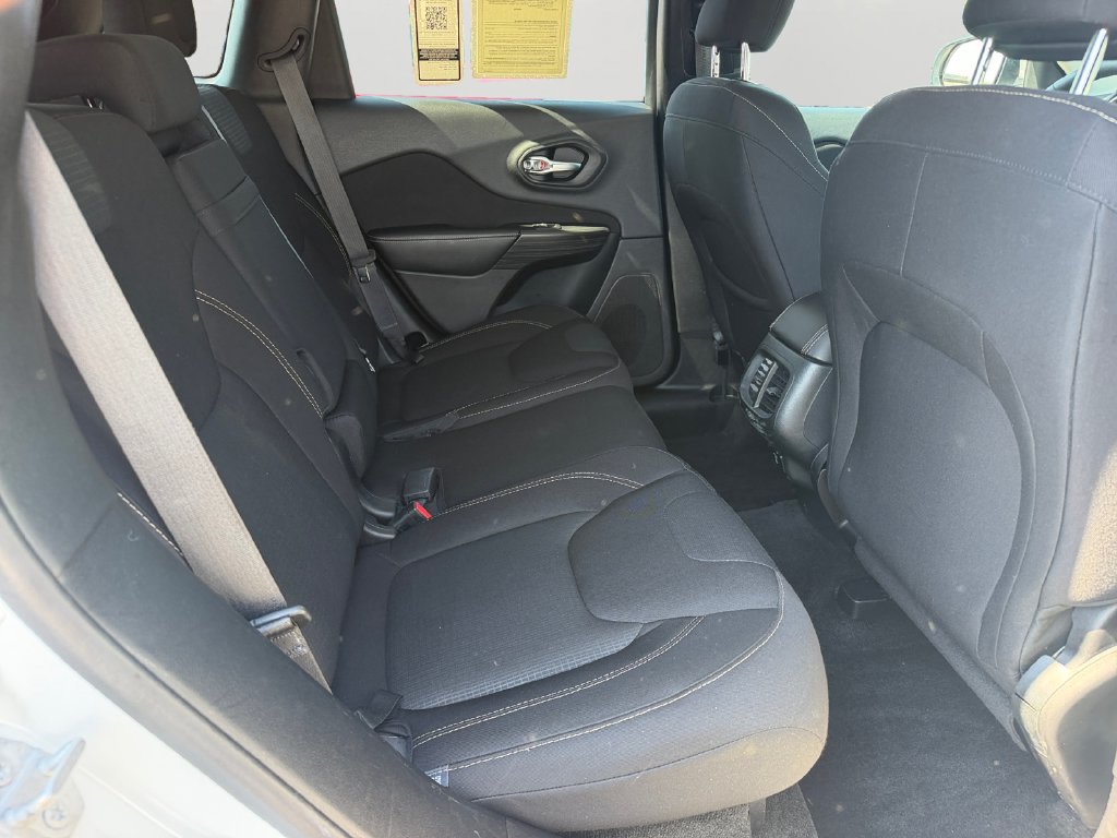 Used 2016 Jeep Cherokee Latitude w/ Cold Weather Group AWD/4WD image 8