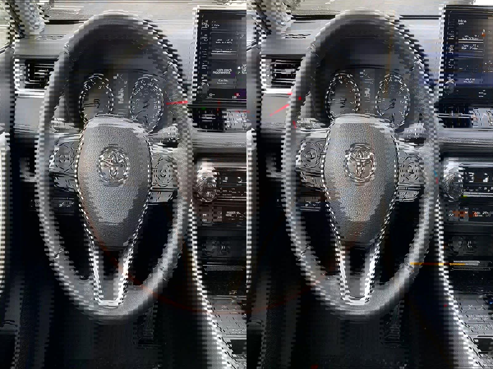 Used 2020 Toyota RAV4 XLE Premium image 8