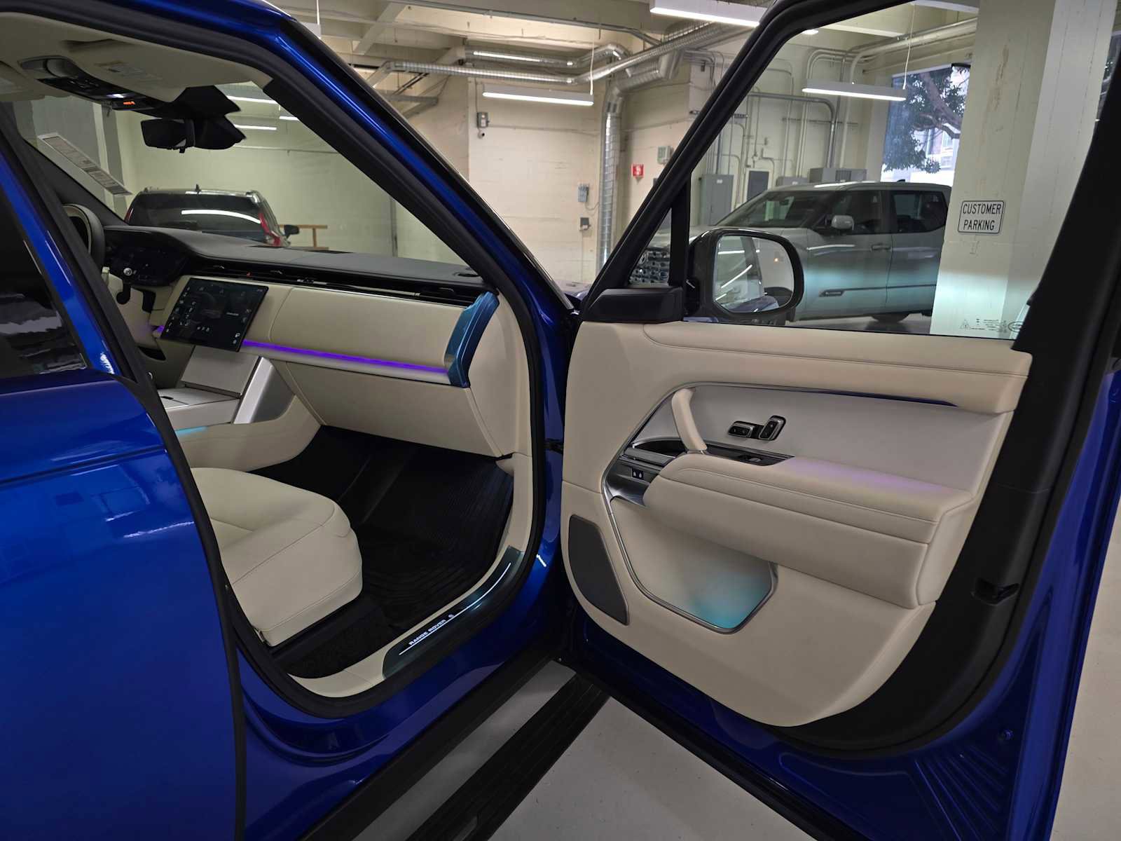 New 2025 Land Rover Range Rover SV image 12