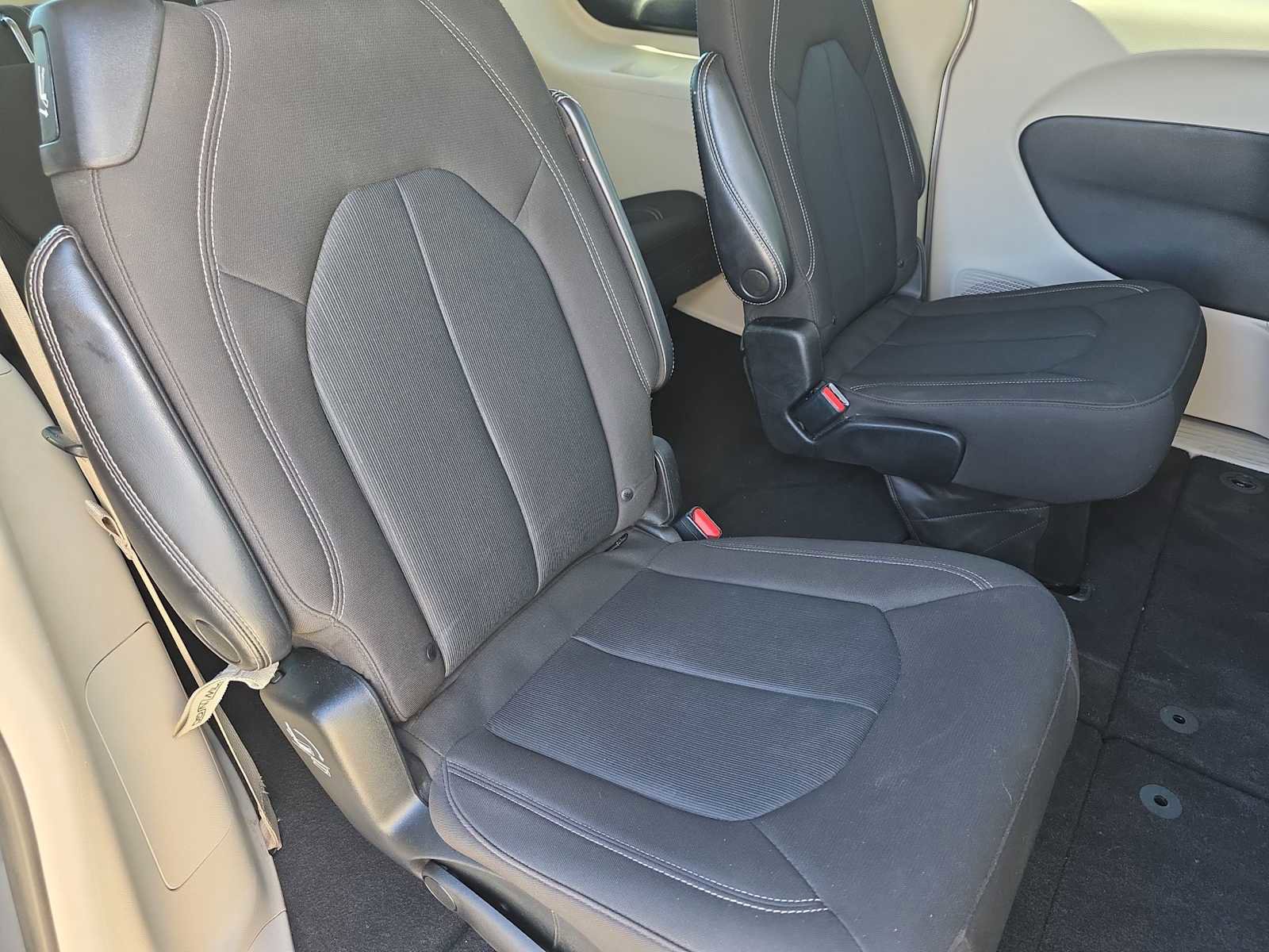 Used 2022 Chrysler Voyager LX image 17