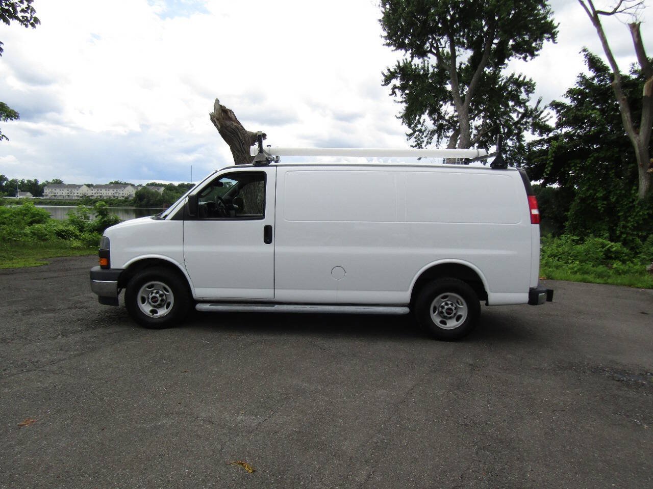 Used 2018 GMC Savana 2500 w/ Driver Convenience Package RWD image 3
