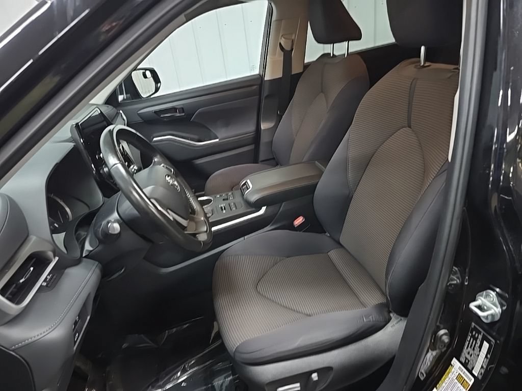 Used 2023 Toyota Highlander LE AWD/4WD image 29
