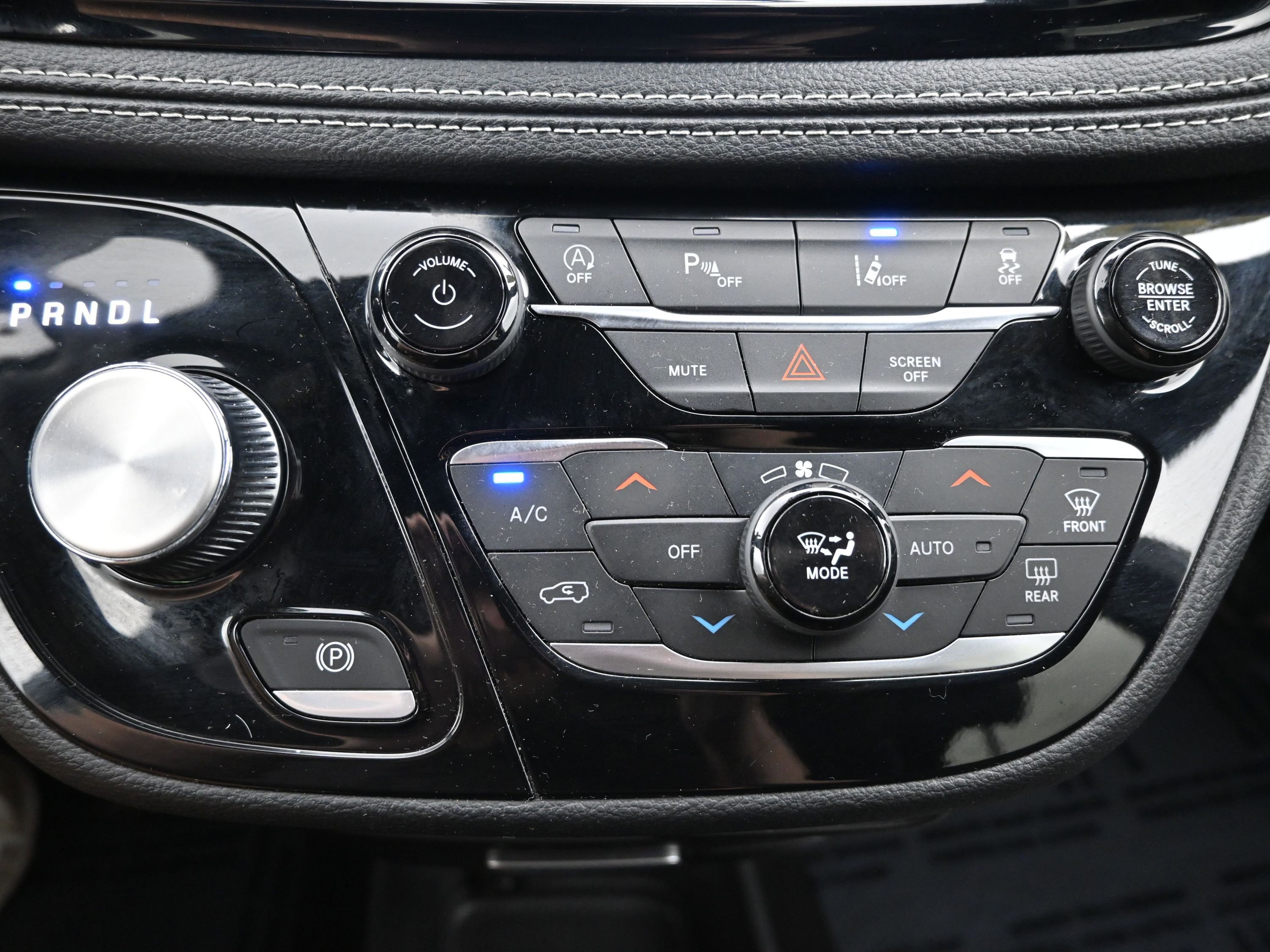 Used 2023 Chrysler Pacifica Touring FWD image 17