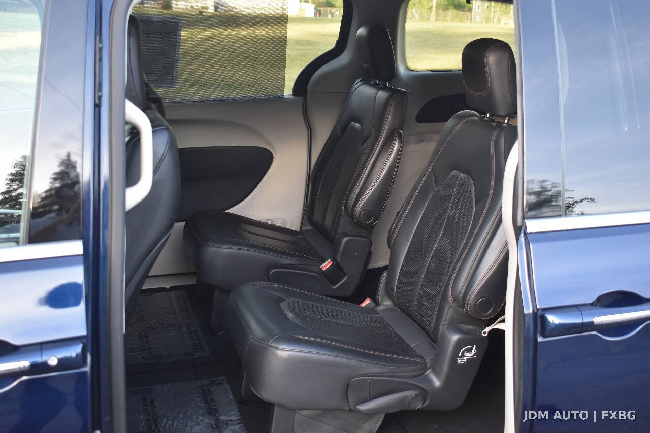 Used 2020 Chrysler Pacifica Touring-L FWD image 12