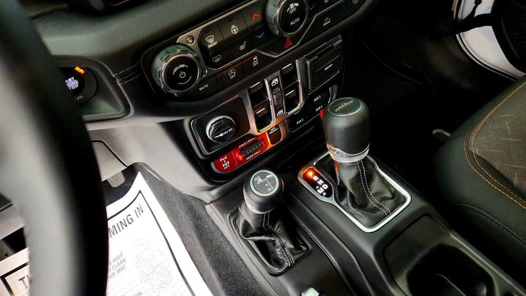 Used 2025 Jeep Gladiator Mojave w/ Convenience Group AWD/4WD image 16