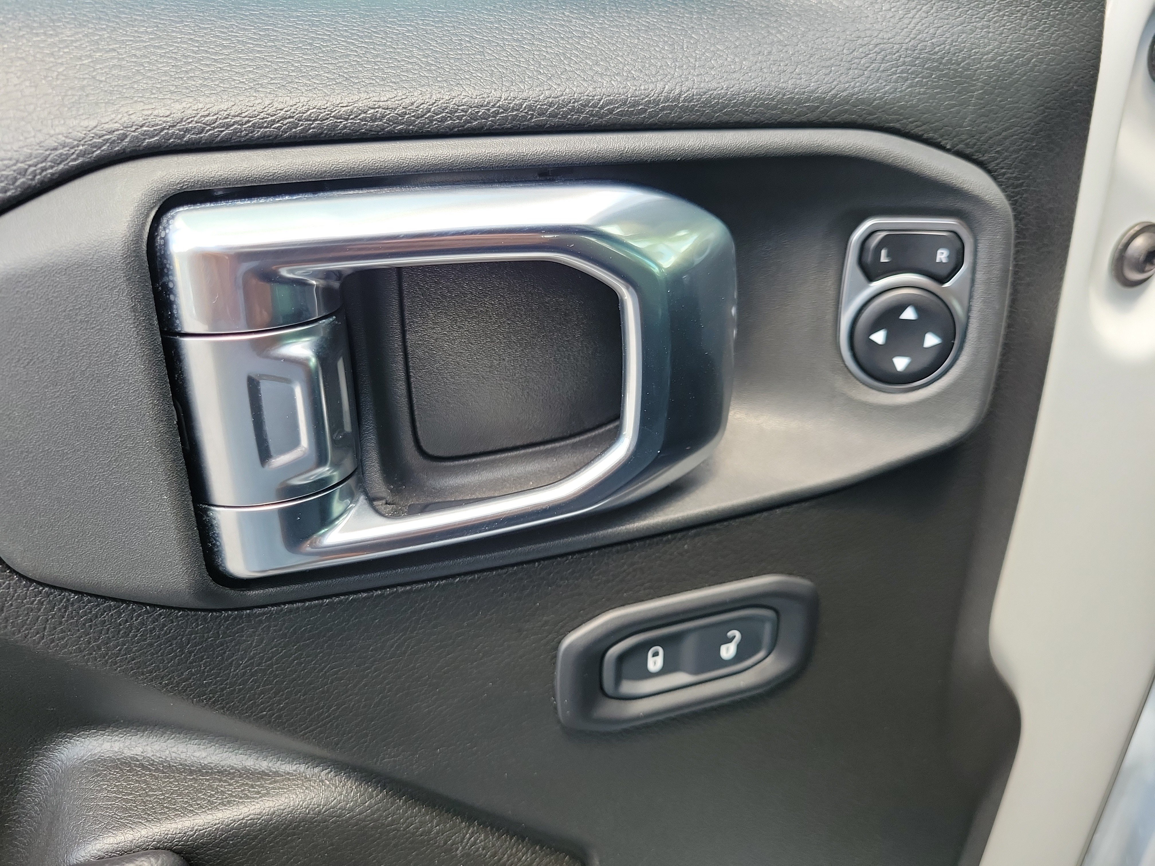 Used 2025 Jeep Wrangler Unlimited Sport AWD/4WD image 17