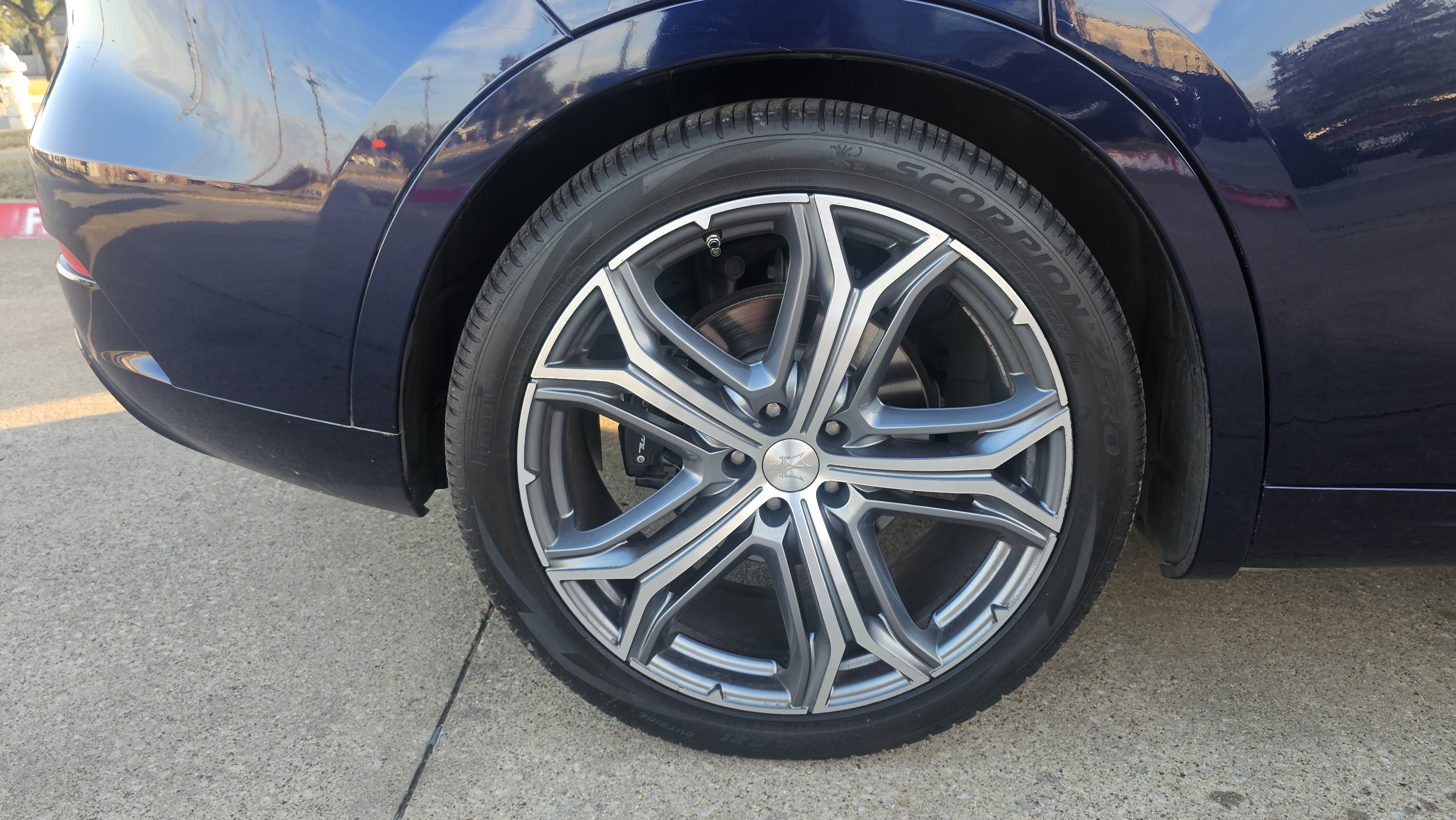 Used 2019 Maserati Levante GranLusso AWD/4WD image 18