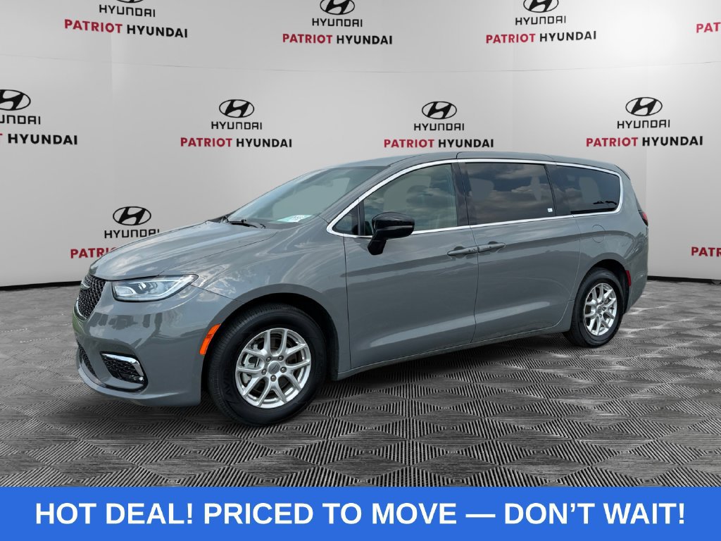 Used 2025 Chrysler Pacifica Select FWD image 7