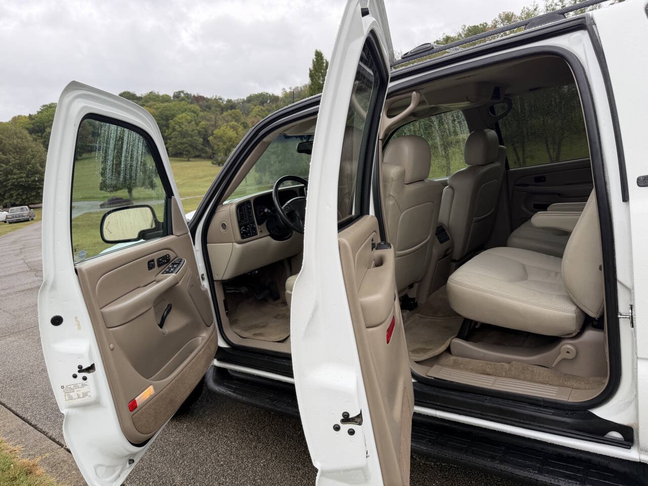 Used 2004 Chevrolet Suburban 2500 LT w/ Preferred Equipment Group AWD/4WD image 25