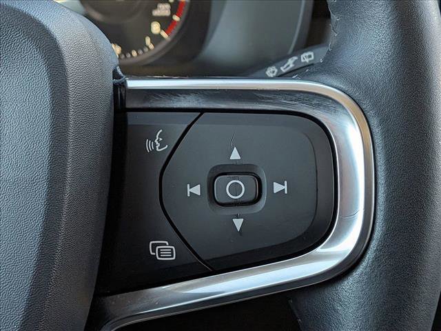 Used 2019 Volvo XC40 T5 Momentum image 16