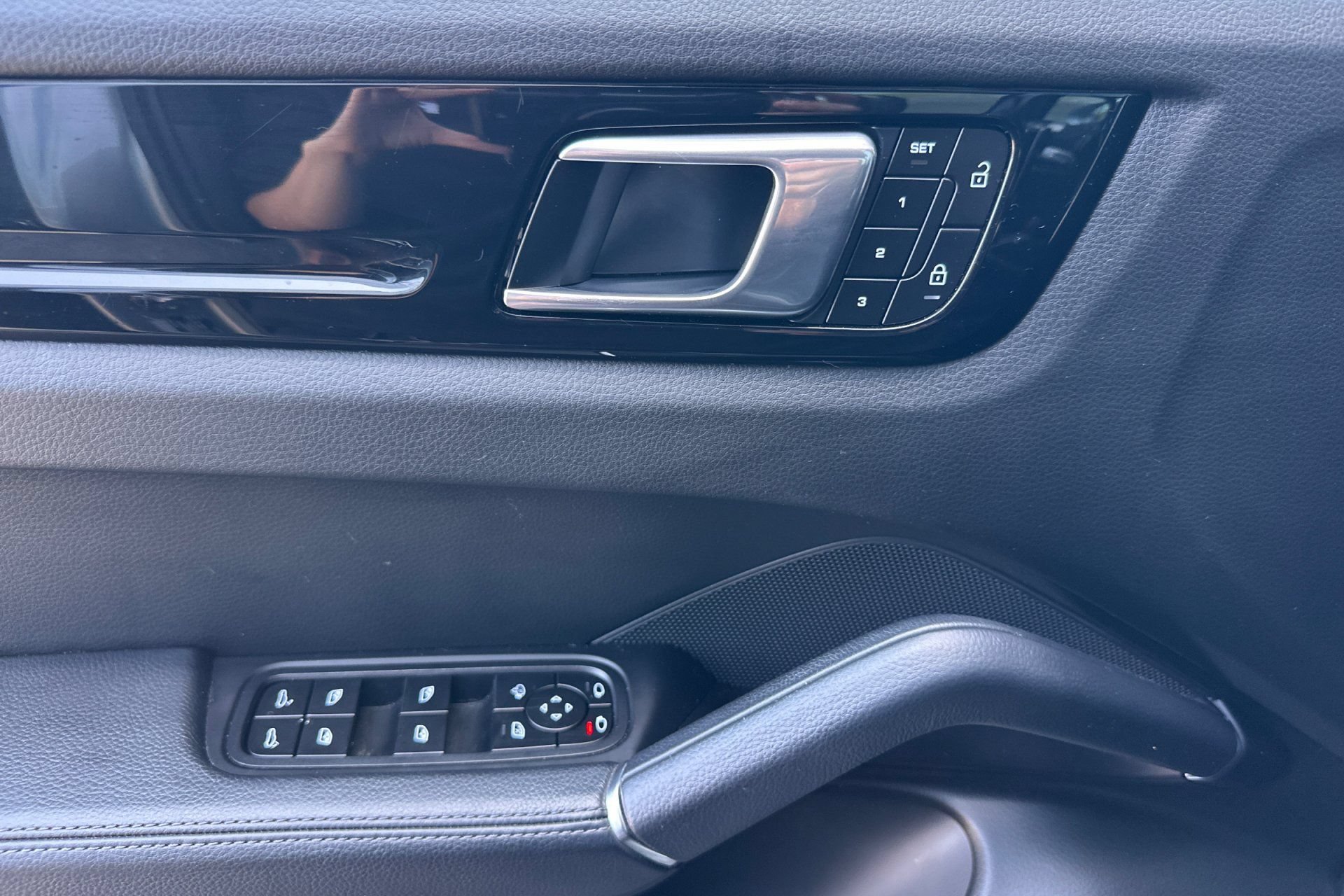 Certified 2023 Porsche Cayenne AWD/4WD image 12