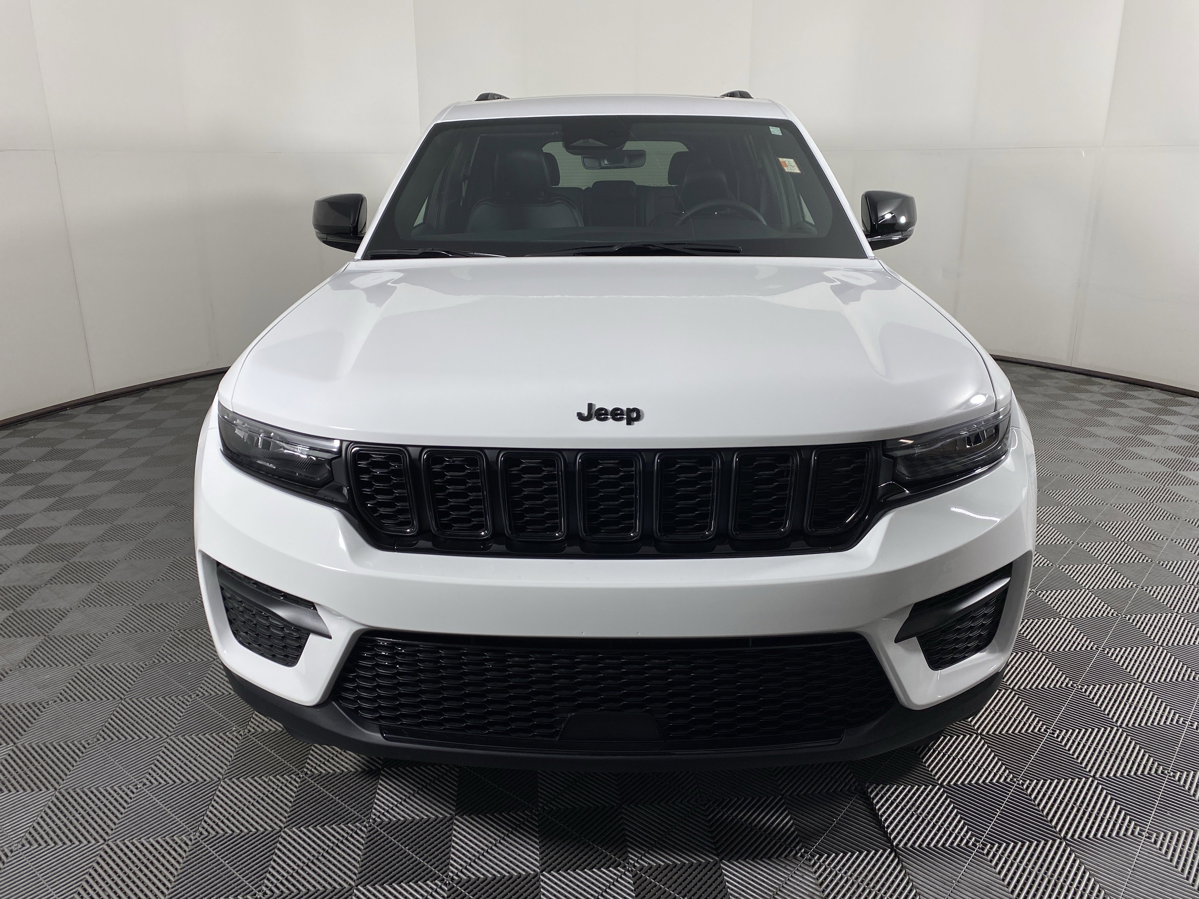 New 2025 Jeep Grand Cherokee Altitude image 12