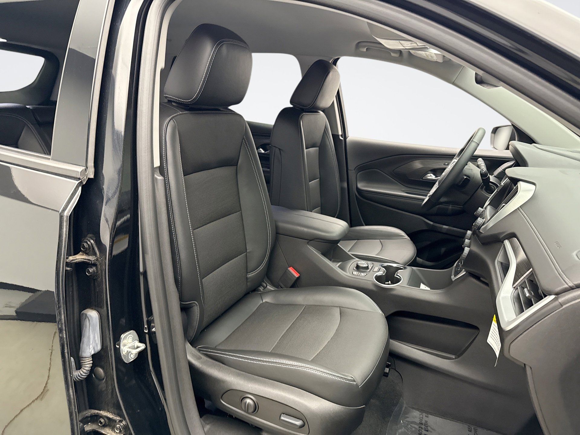 Used 2024 GMC Terrain SLT w/ Infotainment Package II AWD/4WD image 17