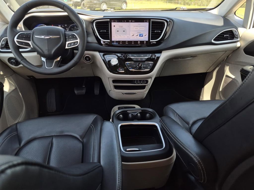 Used 2024 Chrysler Pacifica Touring-L FWD image 17