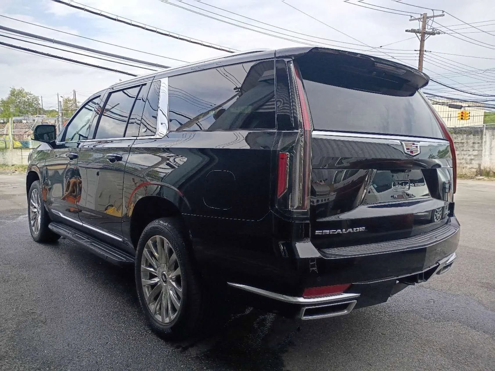 Used 2023 Cadillac Escalade ESV Premium Luxury AWD/4WD image 4