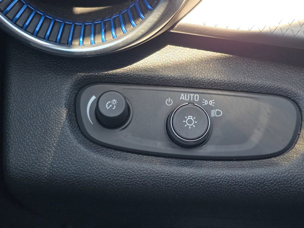 Used 2025 Chevrolet Trax LT FWD image 22