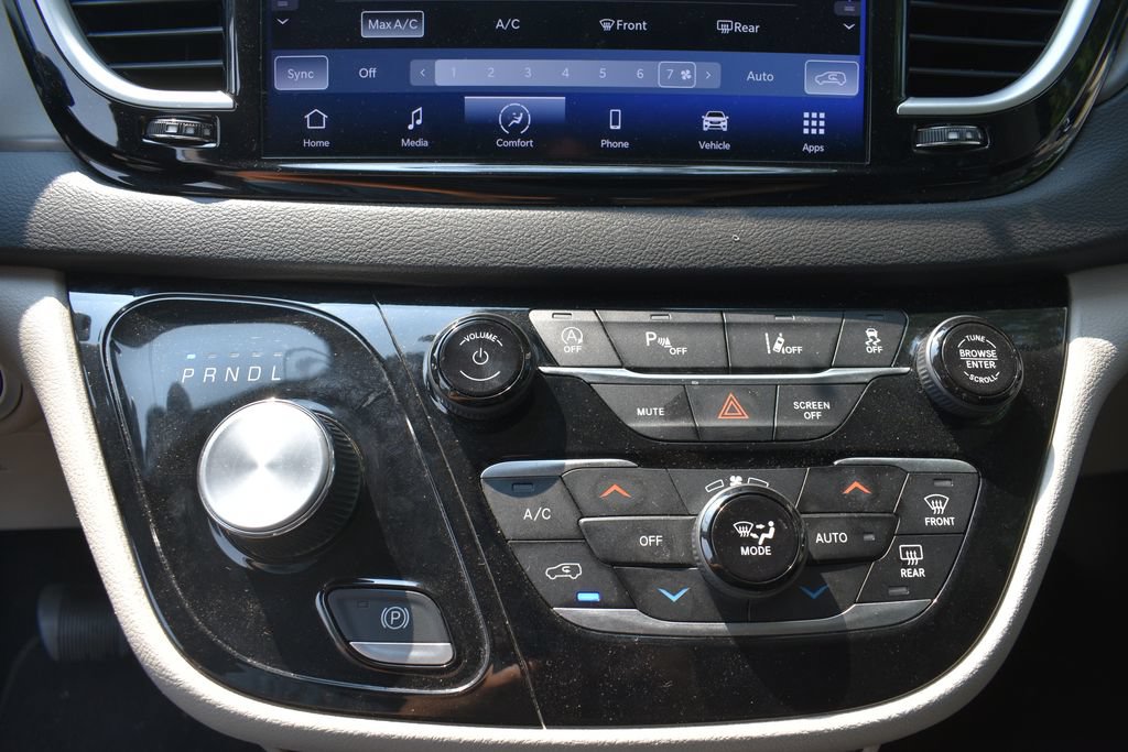 Used 2024 Chrysler Pacifica Touring-L FWD image 18